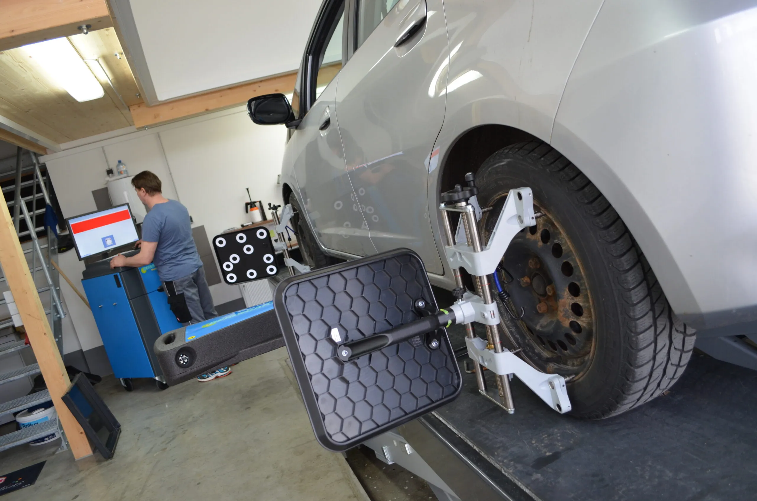 Mitarbeiter bei der Fahrzeugvermessung