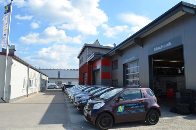 Werkstatt-Panorama mit Karosserie- und Mechanik-Halle