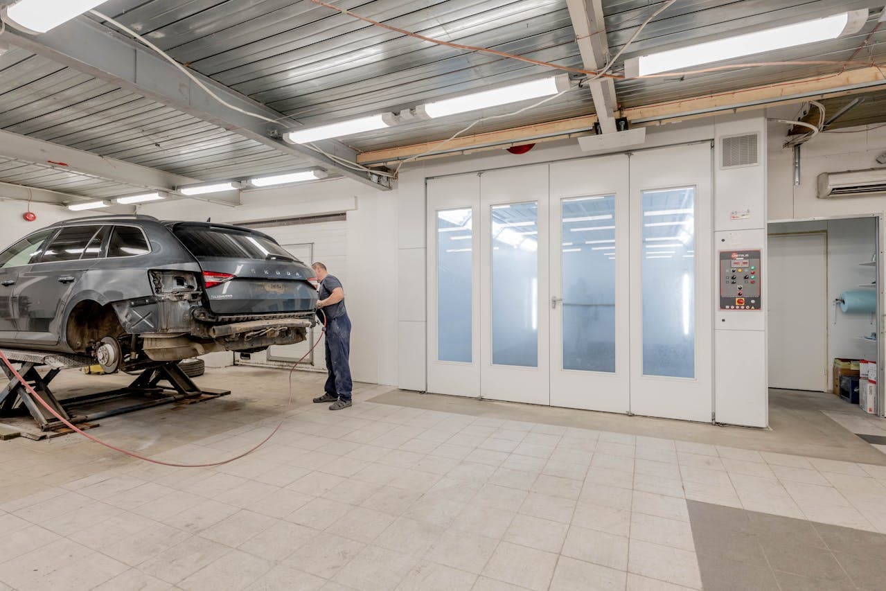 Fahrzeug auf der Hebebühne in der Werkstatt